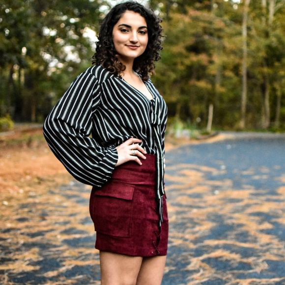 LACE-UP VEGAN SUEDE BODYCON MINI SKIRT in burgundy - Picture 4 of 8